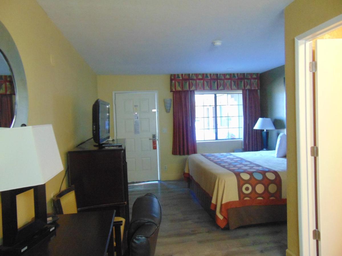 Super 8 By Wyndham Motel